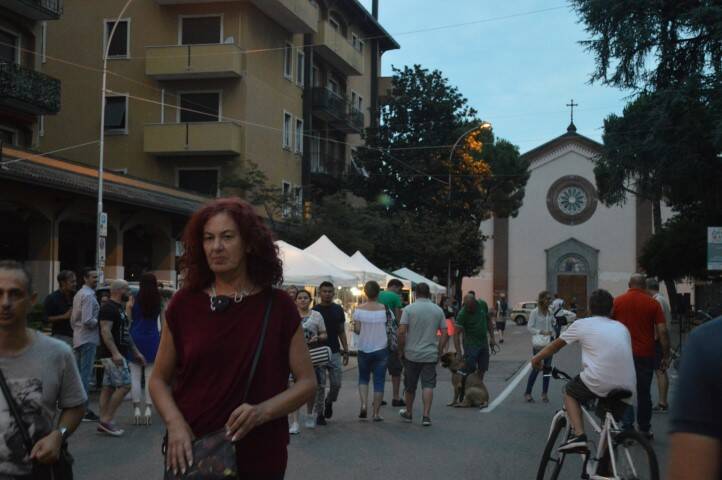 Gente in piazza notte bianca Cerro Maggiore 2018  25 