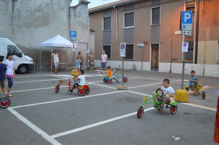 Gente in piazza notte bianca Cerro Maggiore 2018  5 