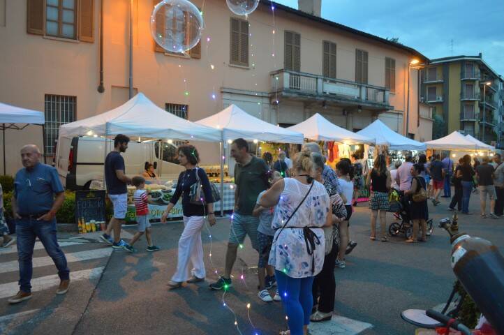 Gente in piazza notte bianca Cerro Maggiore 2018  9 