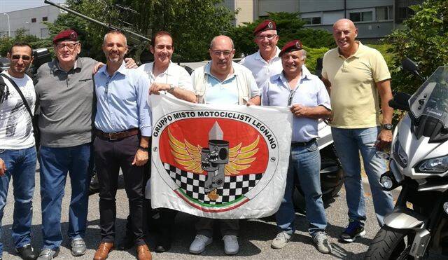 gruppo con bandiera
