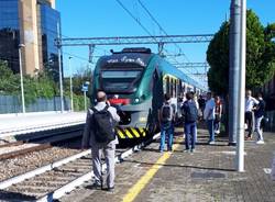 Guasto alla linea ferroviaria, pendolari sui binari