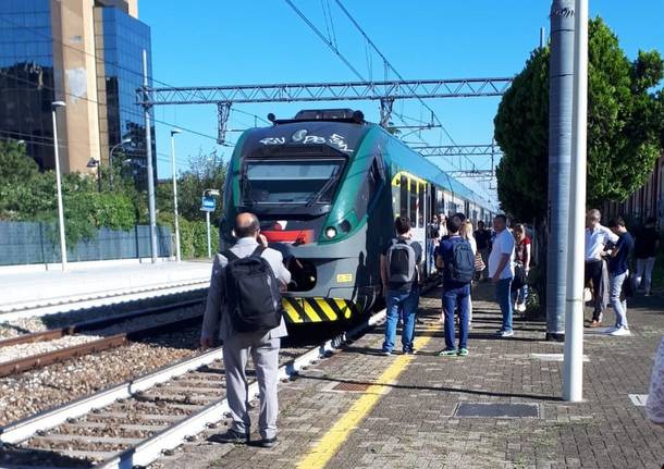 Guasto alla linea ferroviaria, pendolari sui binari