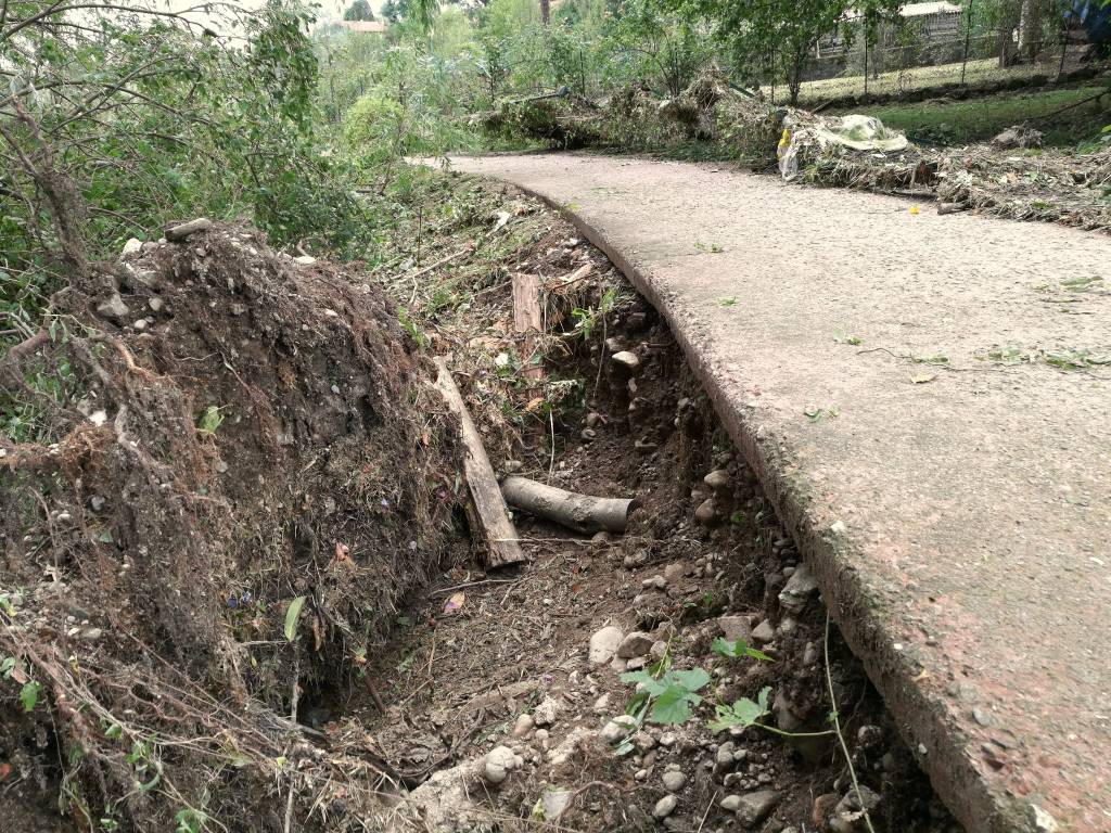 I danni alla ciclabile del lago