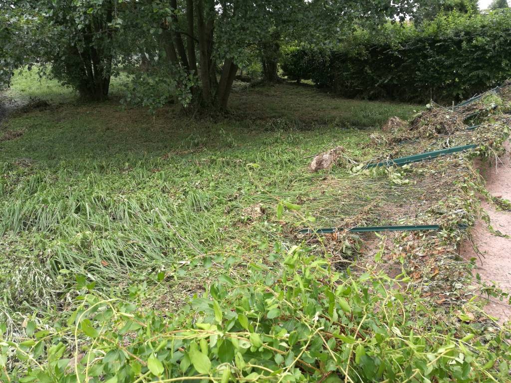 I danni alla ciclabile del lago