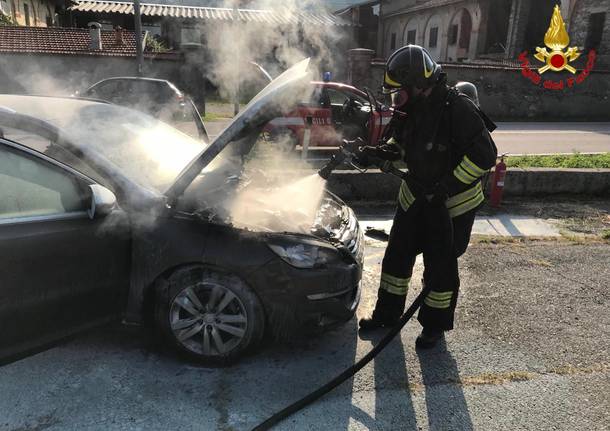 Incendio auto a Germignaga