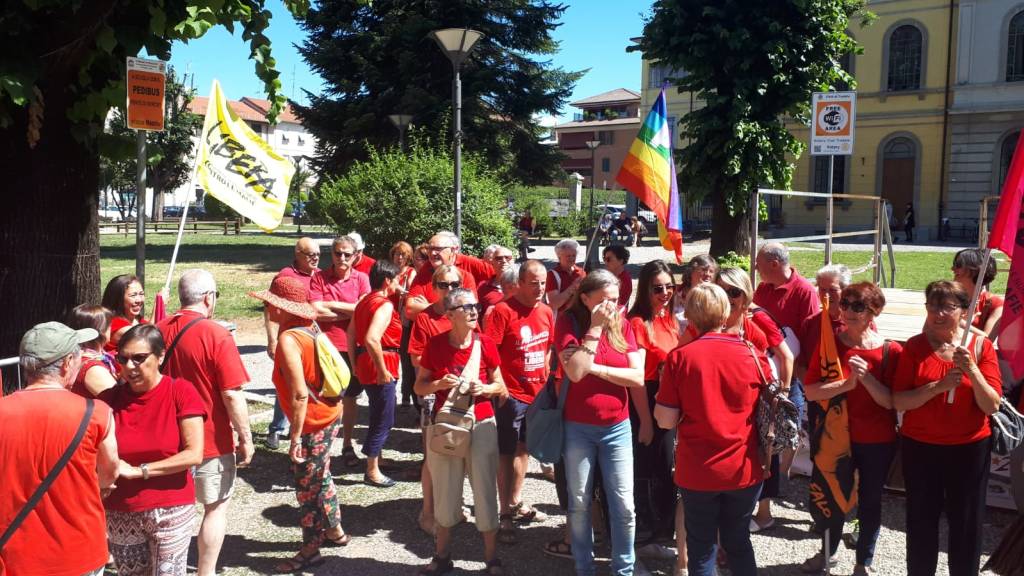 Oltre 100 "magliette rosse" sotto il Municipio