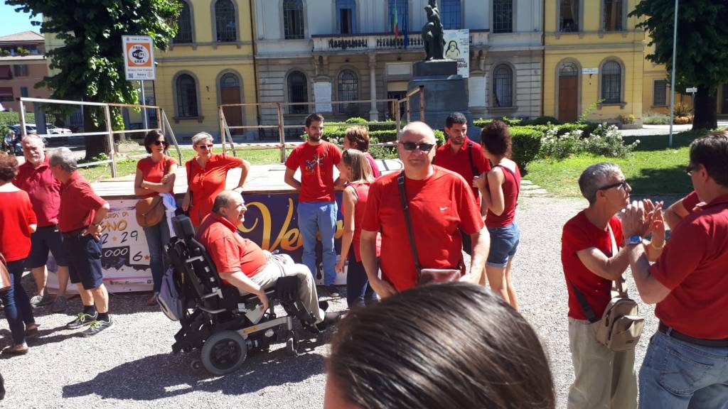 Oltre 100 "magliette rosse" sotto il Municipio