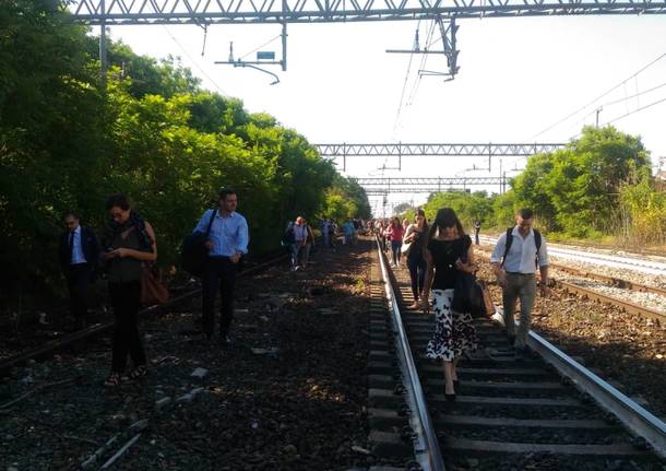 Guasto sulla linea ferroviaria, pendolari sui binari