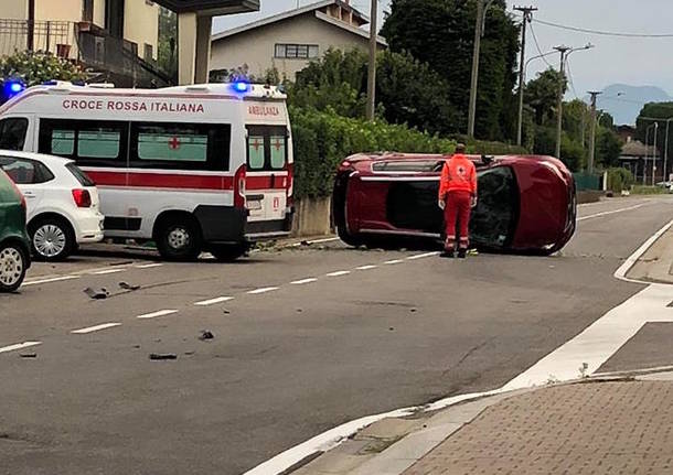 ribaltamento a Venegono Superiore