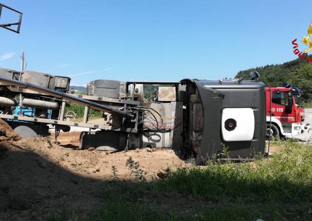 Ribaltamento di un autocarro nel comune di Arcisate (Va)