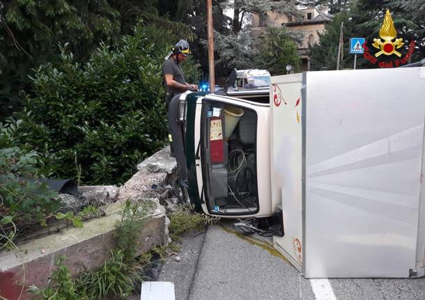 Si ribalta camioncino dei gelati