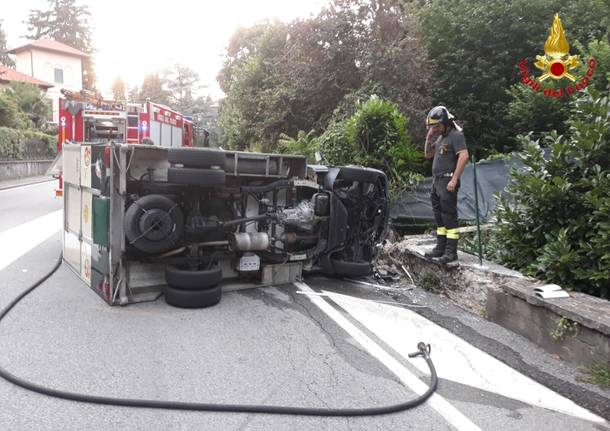 Si ribalta camioncino dei gelati