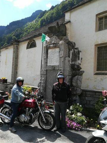 sosta al monumento alpino