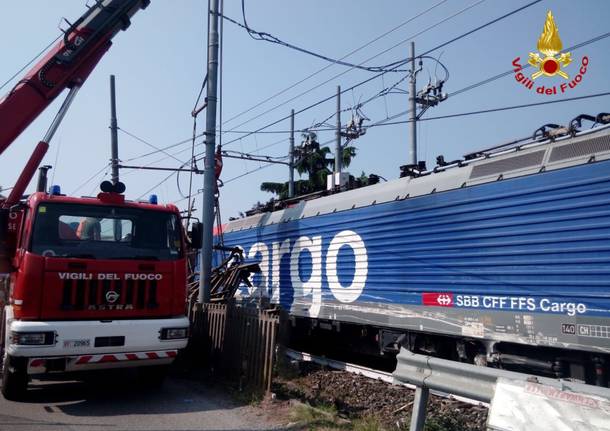 Schianto di Ternate, la rimozione del camion