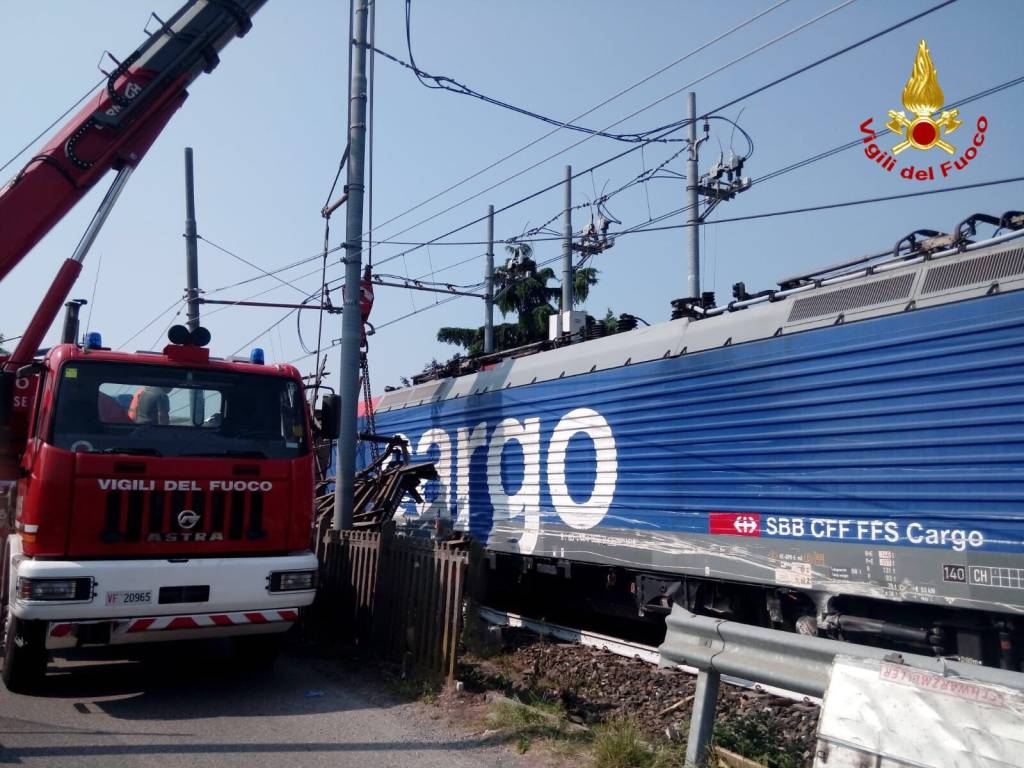 Schianto di Ternate, la rimozione del camion