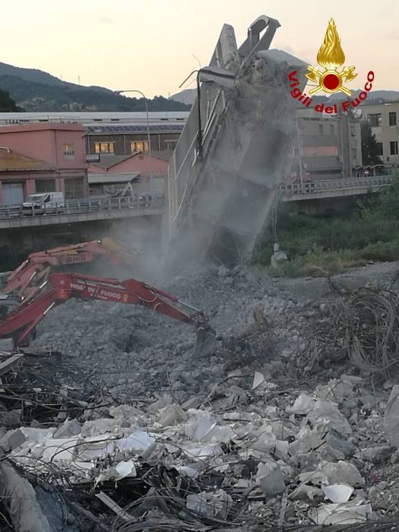 I vigili del fuoco varesini a Genova