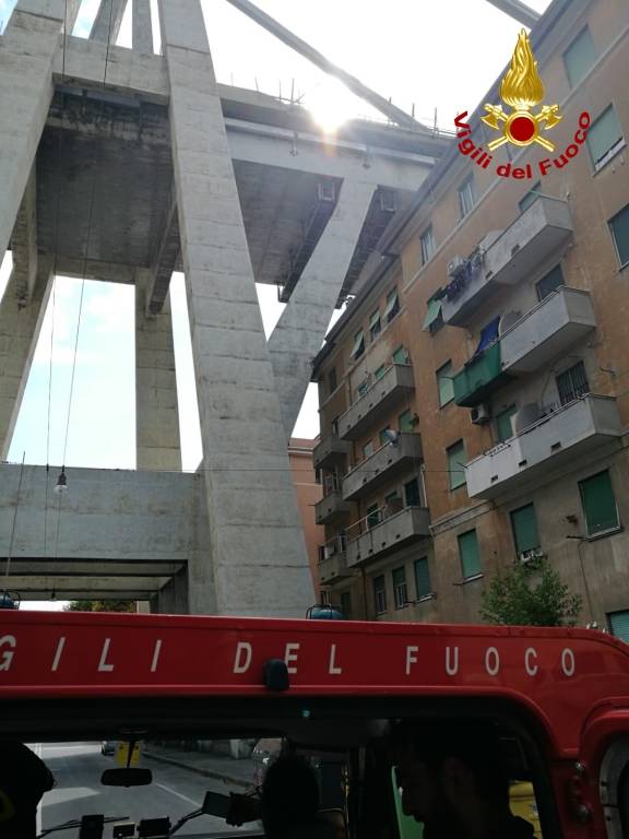 I vigili del fuoco varesini a Genova