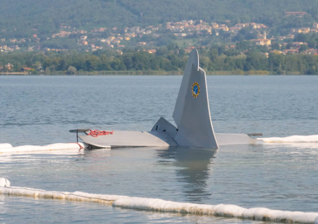 Recupero dell\'aereo caduto nel lago di Varese