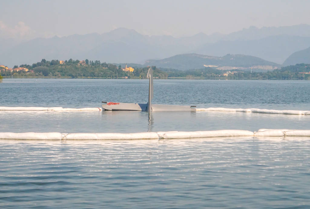 Recupero dell\'aereo caduto nel lago di Varese