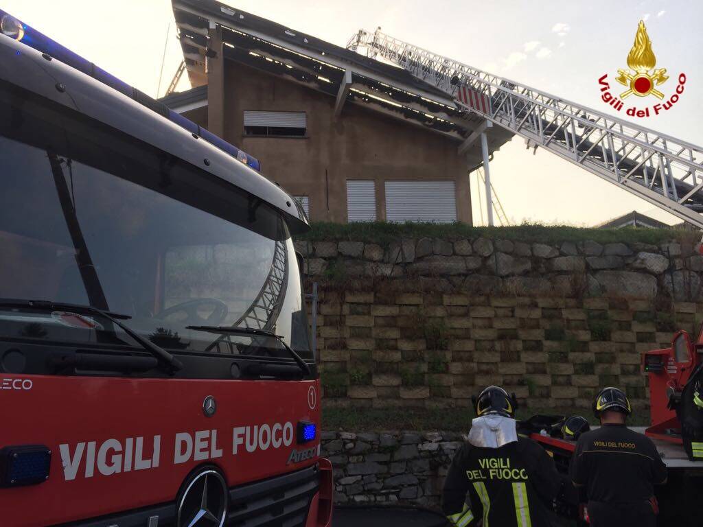 Fulmine colpisce una casa a Cadrezzate