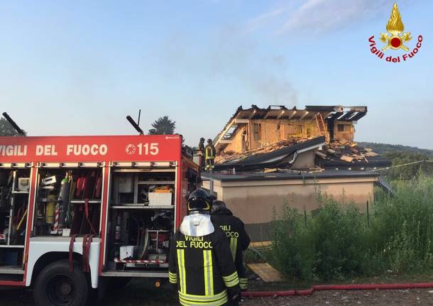 Fulmine colpisce una casa a Cadrezzate