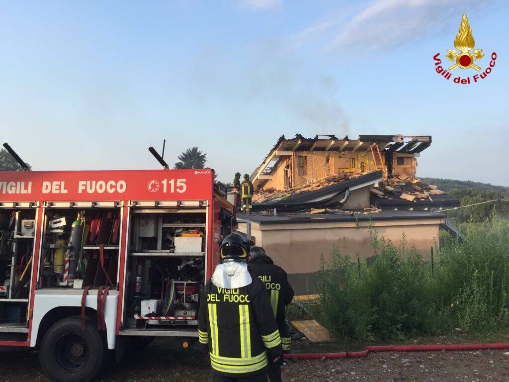 Fulmine colpisce una casa a Cadrezzate