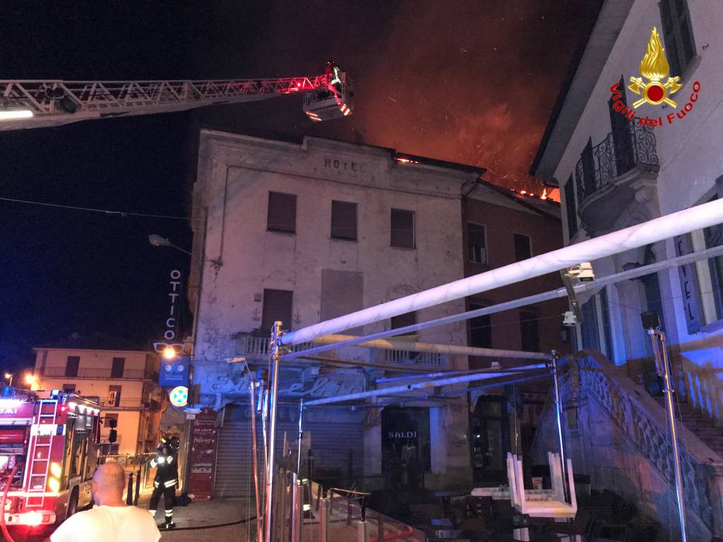 Incendio nel centro di Luino