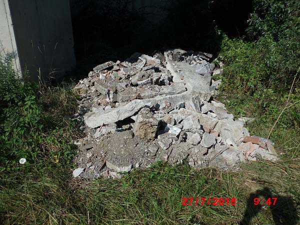 Rifiuti abbandonati sotto la Statale