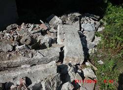 Rifiuti abbandonati sotto la Statale