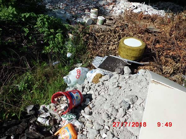 Rifiuti abbandonati sotto la Statale