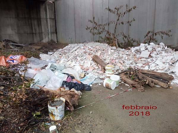 Rifiuti abbandonati sotto la Statale
