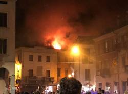 Le fiamme in centro a Luino