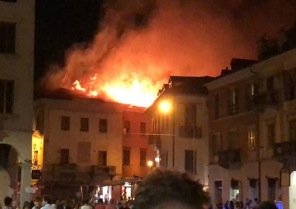 Le fiamme in centro a Luino