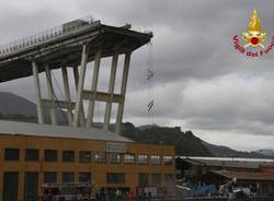 Crollo del viadotto, le immagini dei vigili del fuoco