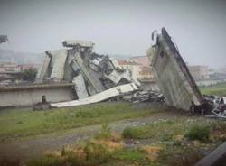 Crolla il ponte Morandi a Genova