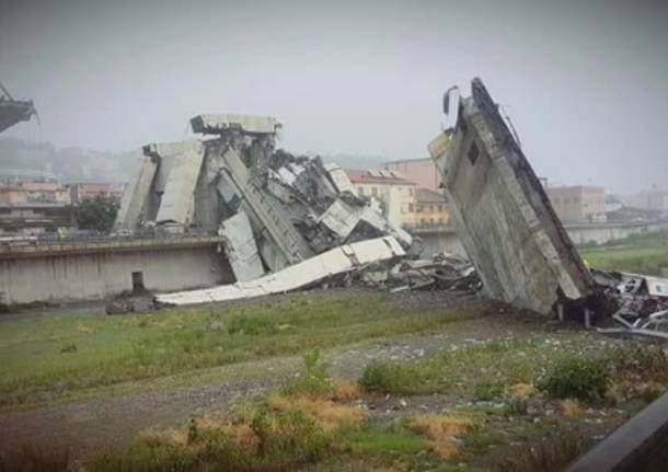 Crolla il ponte Morandi a Genova