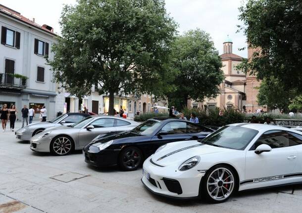 Shopping serale tra le auto sportive, di Luigi Frigo