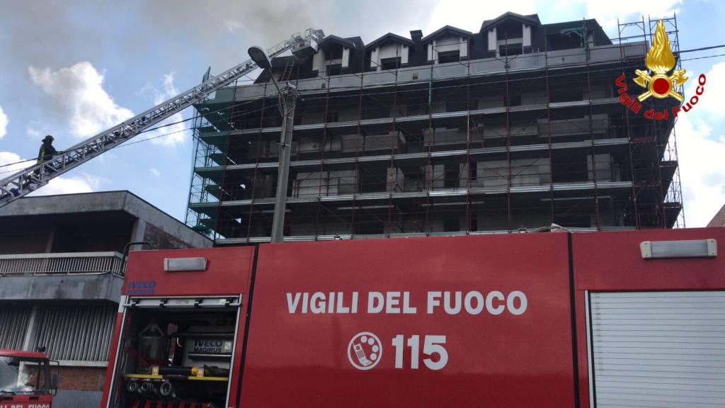 Incendio in palazzo in costruzione a Gallarate