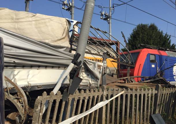 Incidente ferroviario di Ternate: le foto sul posto