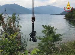 Moto nel lago a Maccagno 