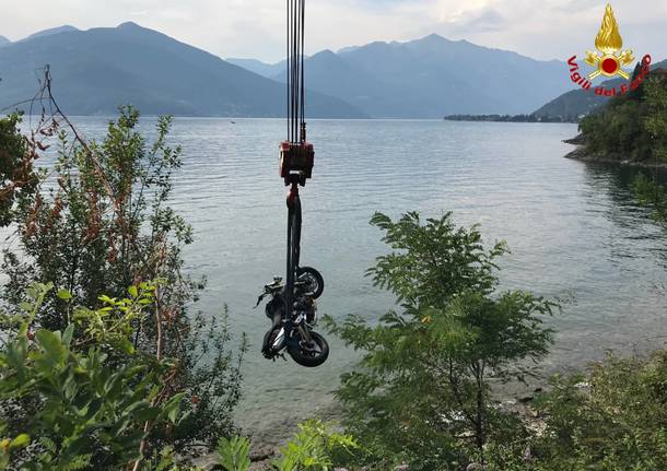 Moto nel lago a Maccagno 