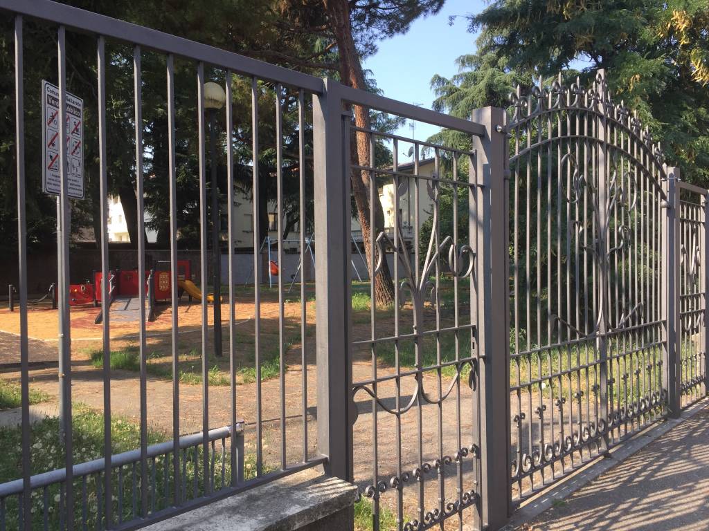 Parco via Bottini giardino pubblico Gallarate 