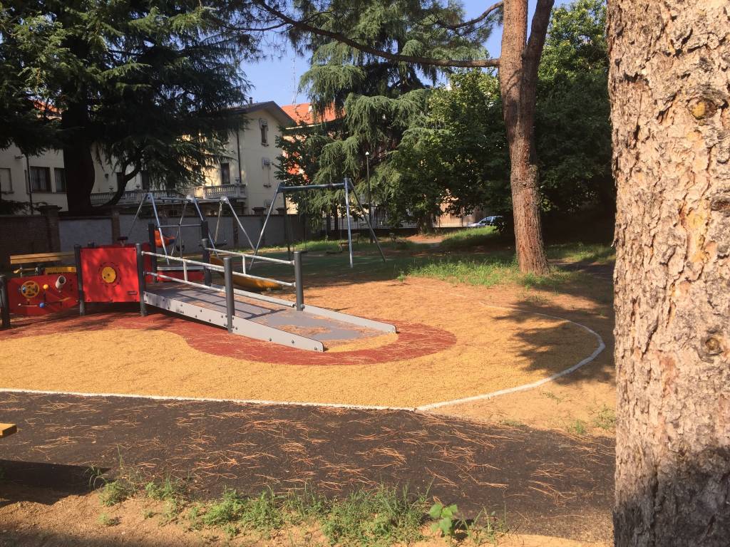 Parco via Bottini giardino pubblico Gallarate 
