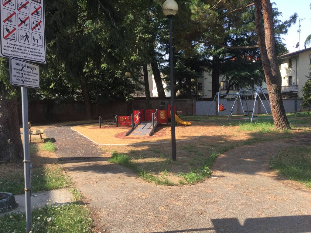 Parco via Bottini giardino pubblico Gallarate 