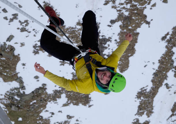 In volo “appesi” alla funivia