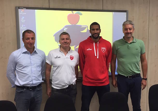 presentazione thomas scrubb basket pallacanestro varese tigros