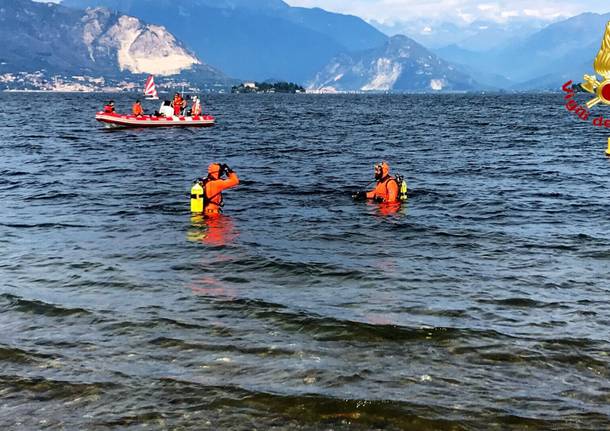 I Vigili del Fuoco cercano un disperso nel lago Maggiore