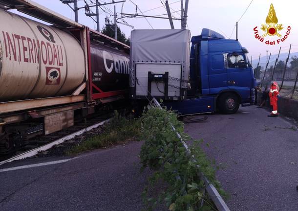 scontro tra un treno e un camion a Ternate