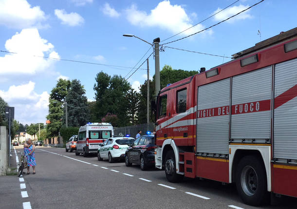 Tradate - via Gorizia, uomo sul tetto