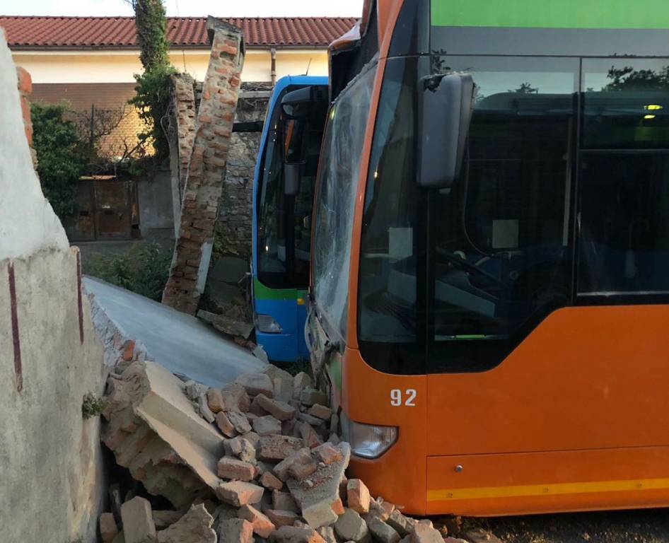 Varese: autobus danneggiati in piazzale Kennedy